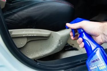 Чем почистить пластик в салоне автомобиля?
