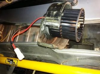 Почему моторчик печки то работает то нет?